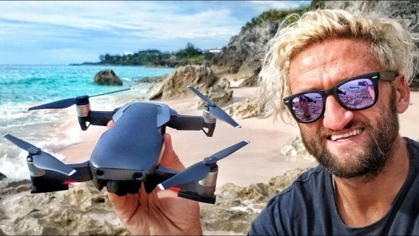 Casey Neistat sujetando el Mavic Air en una playa